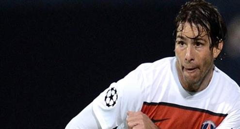 صيد أوروبا .. "لوب" ماكسويل يورط حارس لانس فى "شقلبة" كوميدية